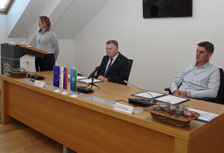 PODPIS POGODBE 01 FOTO TINE ŠUBIC